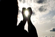 轮椅篮球赛上有趣一幕:篮球卡在篮筐上 运动员:还得看我的!中国蓝新闻.